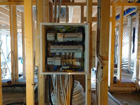 Rozdzielnica i instalacja elektryczna w domu szkieletowym